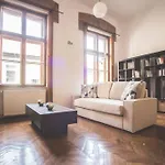 Spacious Luxury Designer Flat דירה