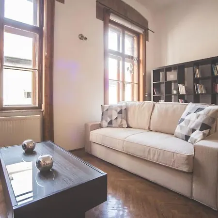 Spacious Luxury Designer Flat *