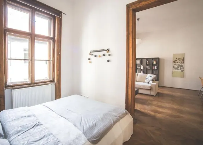 Spacious Luxury Designer Flat דירה *